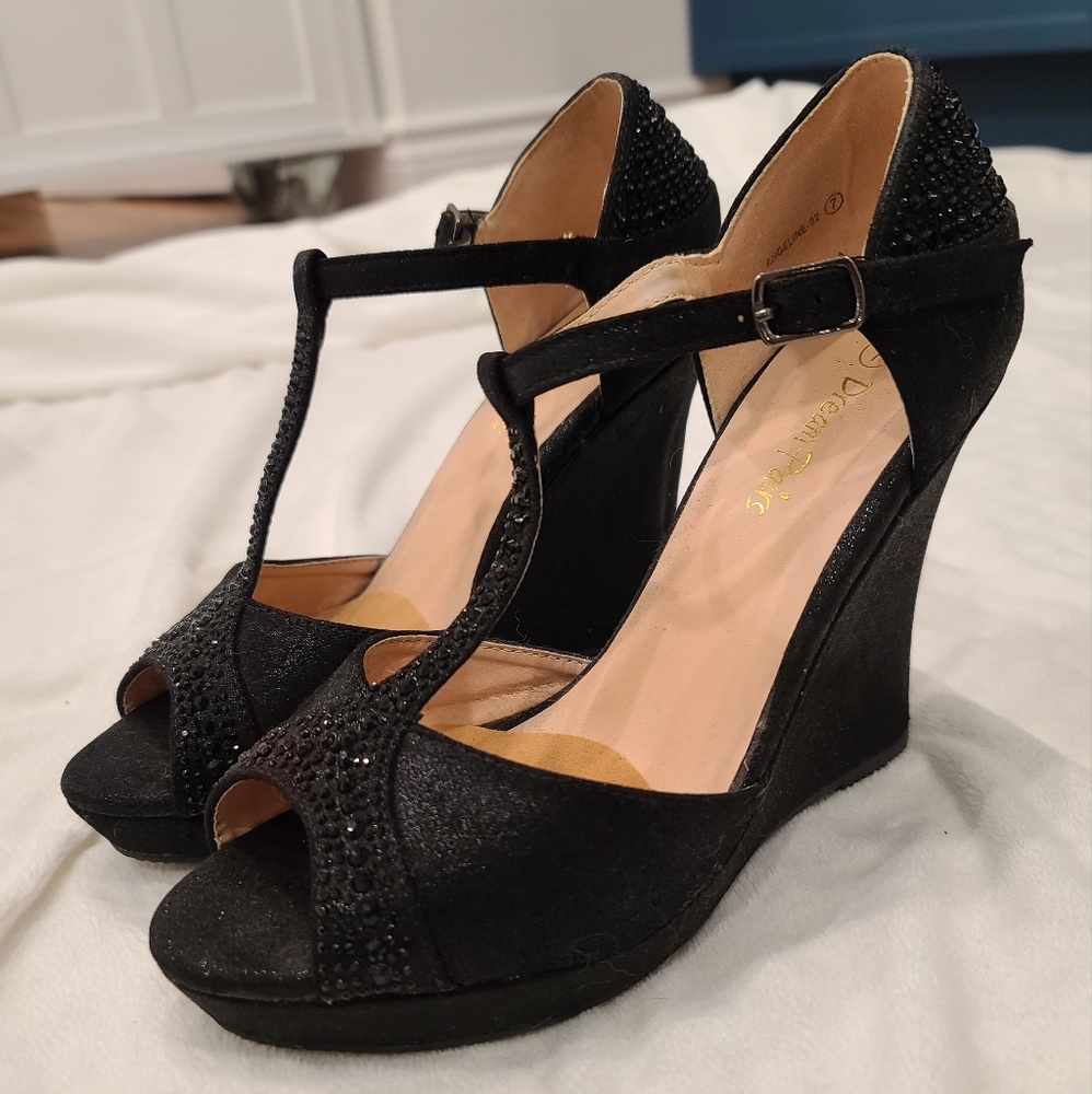 **SOLD**Black open toe platform sandals
